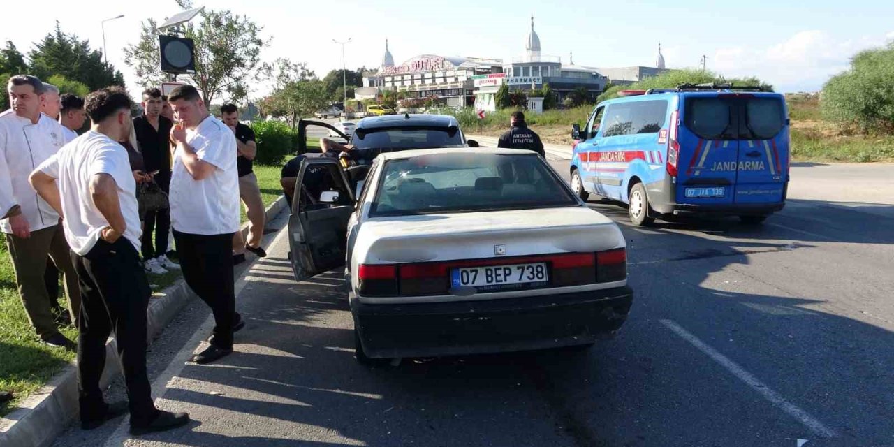 Antalya’da Otomobiller Çarpıştı: 1 Yaralı