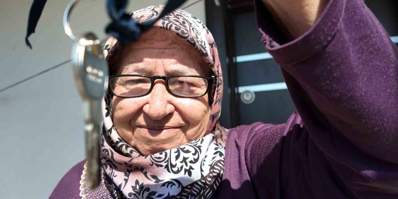 Mutluluğun Fotoğrafı: Ömrü Çatmada Geçti, 69 Yaşında Evi Oldu