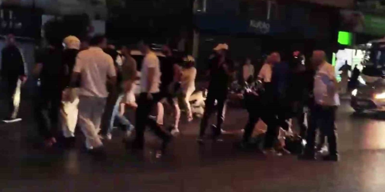 Cadde Ortasında Genç Motosikletliyi Döverek Hastanelik Ettiler