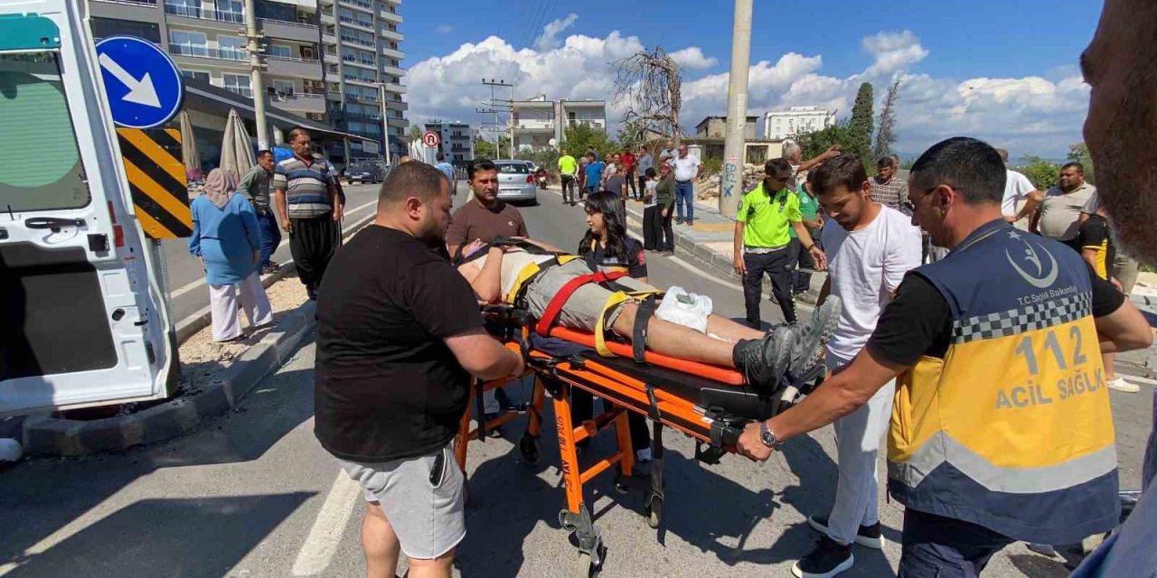 Motosiklet Kavşakta Dönüş Yapan Otomobille Çarpıştı: 2 Yaralı
