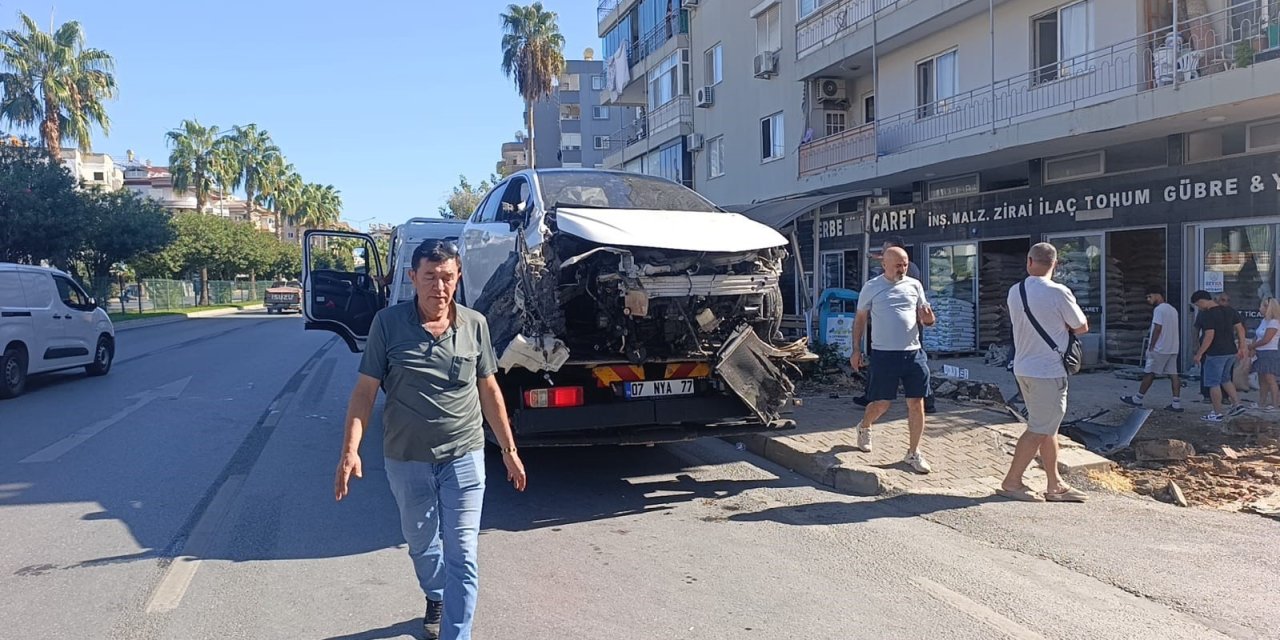 Antalya’da Otomobil Önce Yayaya Çarptı Ardından Otobüs Durağına Daldı: 3 Yaralı
