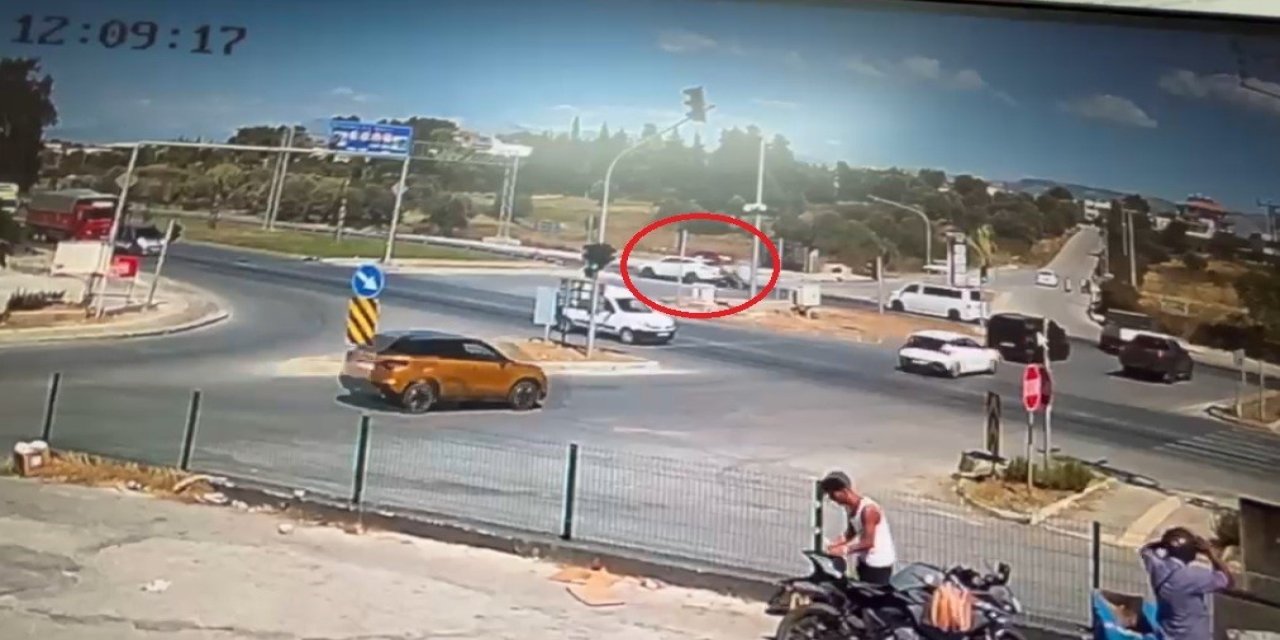 Kırmızı Işıkta Geçen Araca Motosikletin Çarpma Anı Kamerada: 2 Yaralı