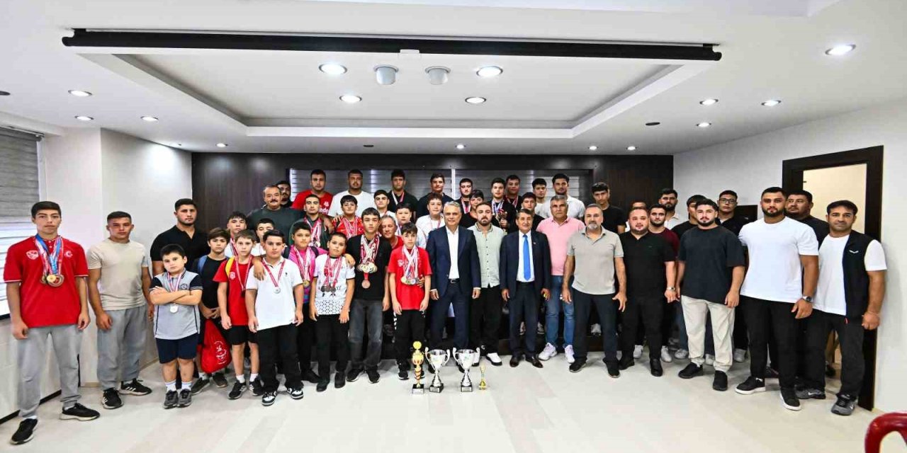 Başkan Uysal, Muratpaşa Belediyespor Güreşçileriyle Bir Araya Geldi