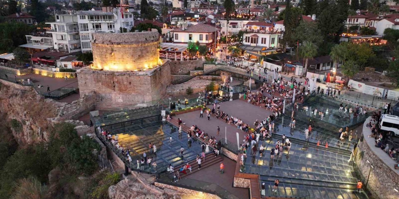 2 Bin Yıllık Hıdırlık Kulesi’nde Gün Batımına Müzik Eşlik Etti