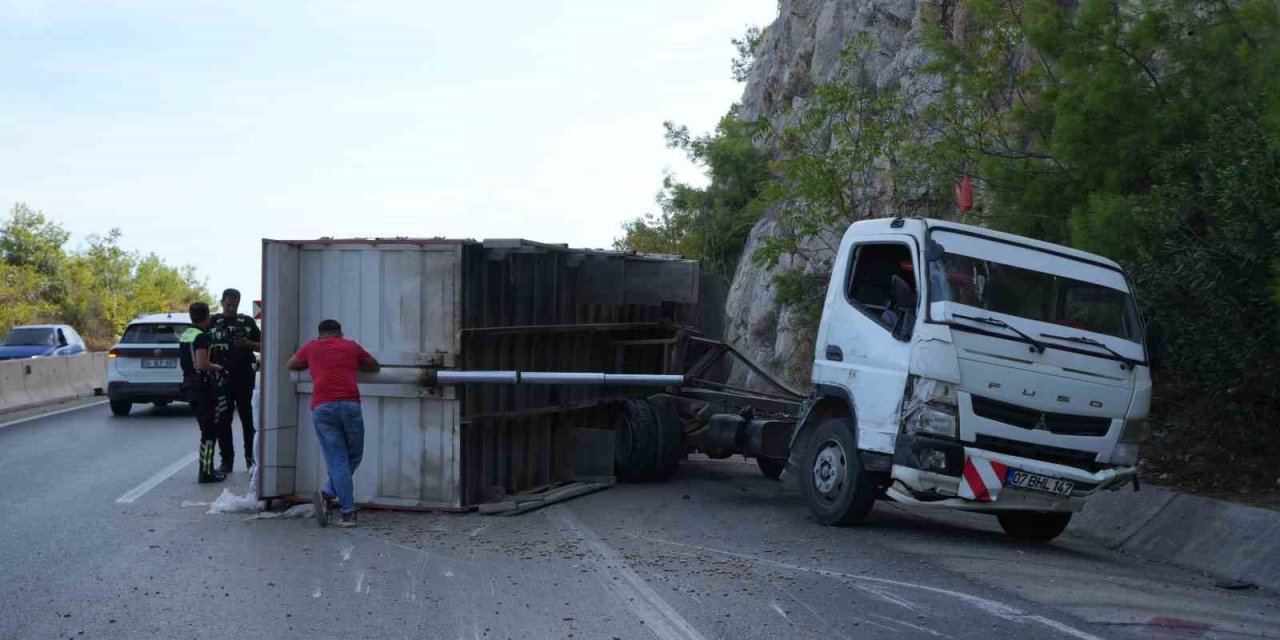 Pelet Yüklü Kamyon Bariyerlere Çarptı, Kasası Devrildi: 1 Yaralı
