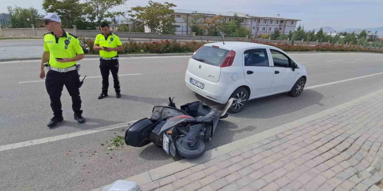 Elektrikli Bisiklet Park Halindeki Otomobile Çarptı: 1 Yaralı