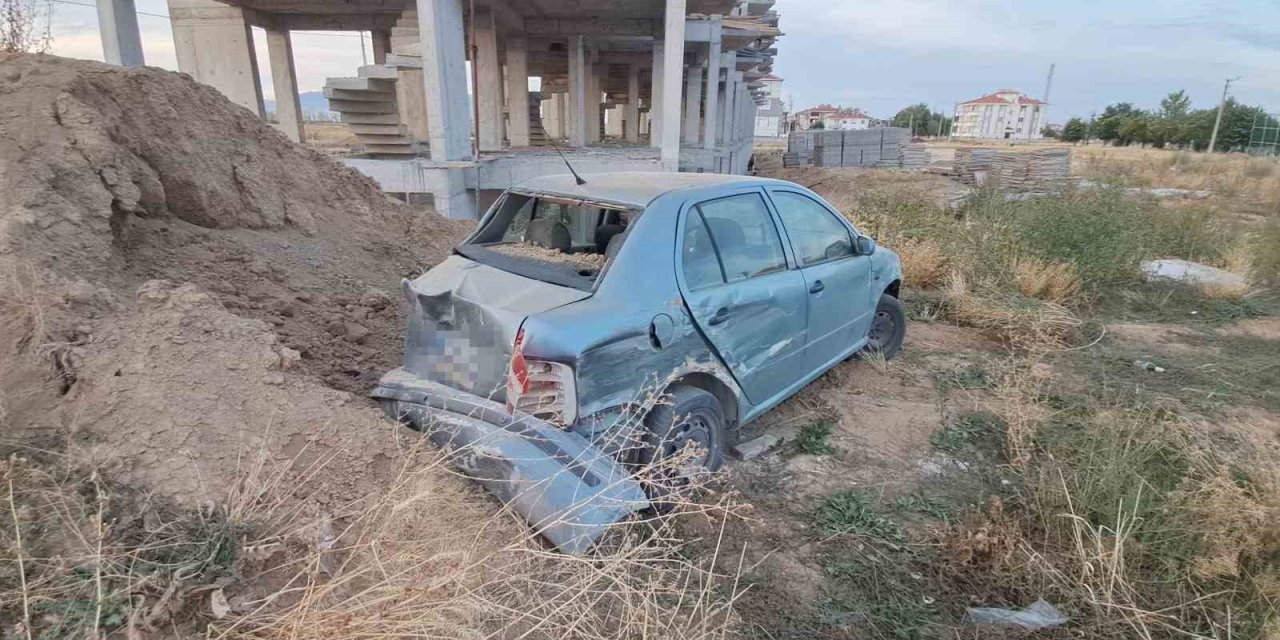 Kavşakta Çarpışan Araçlar Savruldu: 2 Yaralı