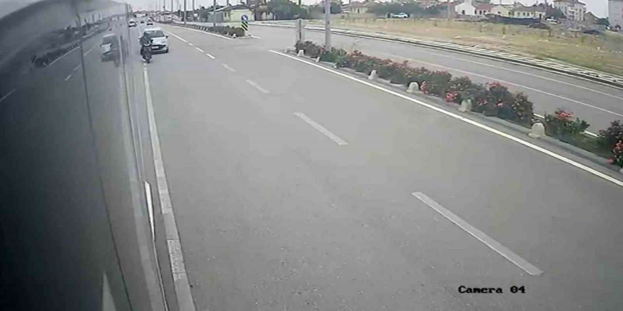 Otomobilin Çarptığı Elektrikli Bisiklet Sürücüsü Havaya Fırladı: O Anlar Kamerada