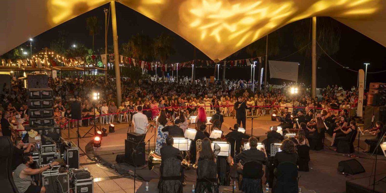 Mersin Kent Orkestrası Yeni Sanat Sezonunu Yakamoz Eşliğinde Açtı