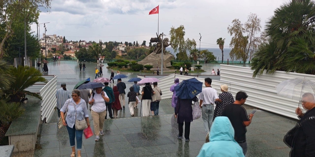 Cumhuriyet Meydanı’nda Şemsiyeler Açıldı, Turistler Yağmura Rağmen Gezilerini Sürdürdü