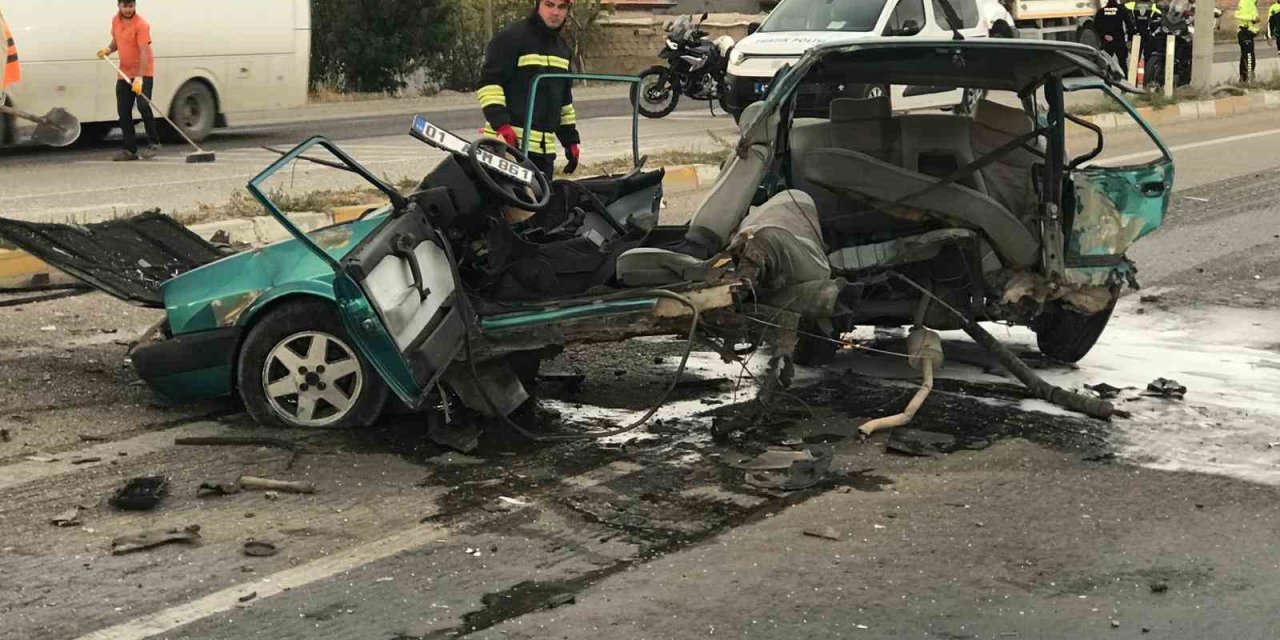 Hafif Ticari Aracın Çarptığı Fiat Tofaş Otomobil İkiye Bölündü: 2 Yaralı