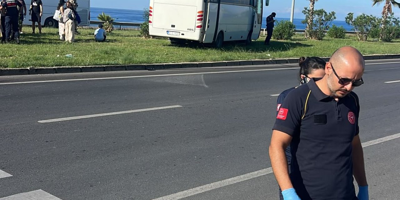 Manavgat’ta Tur Otobüsü Minibüsle Çarpıştı: 3 Yaralı