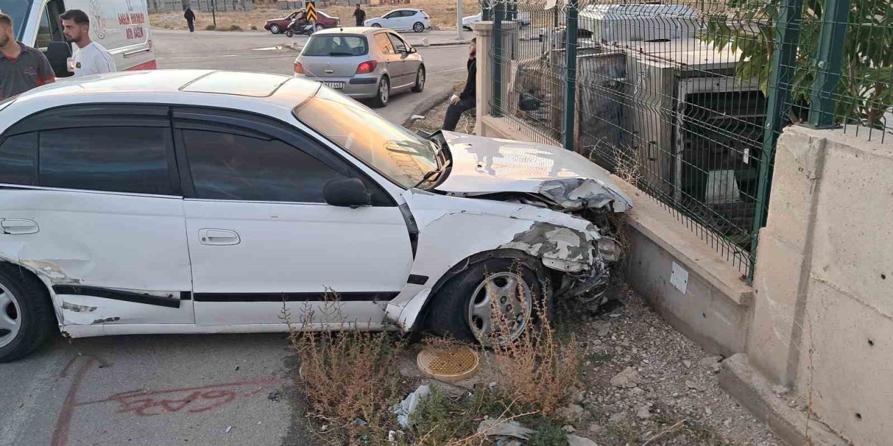 Karaman’da 3 Kişinin Yaralandığı Kaza Kamerada