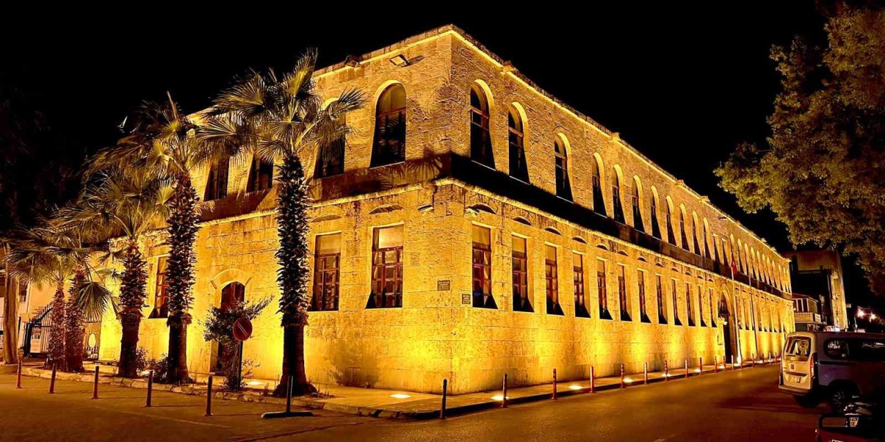 Silifke Hükümet Konağı Gece Görüntüsüyle İlçeye Değer Katıyor