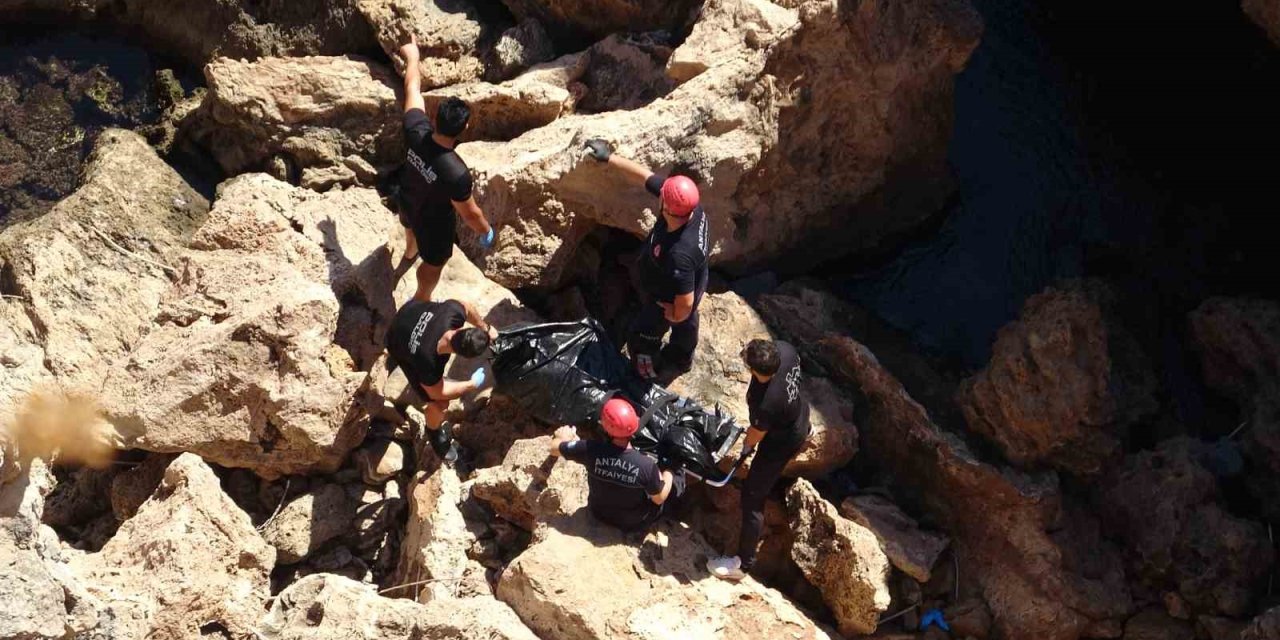 Antalya’da Kayıp Olarak Aranan Kadının Cansız Bedeni 35 Metrelik Falezlerin Dibinde Bulundu