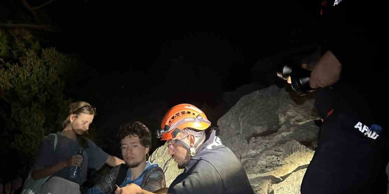 Ormanlık Arazide Kaybolan 2 Rus Turisti Afad Ekipleri Kurtardı