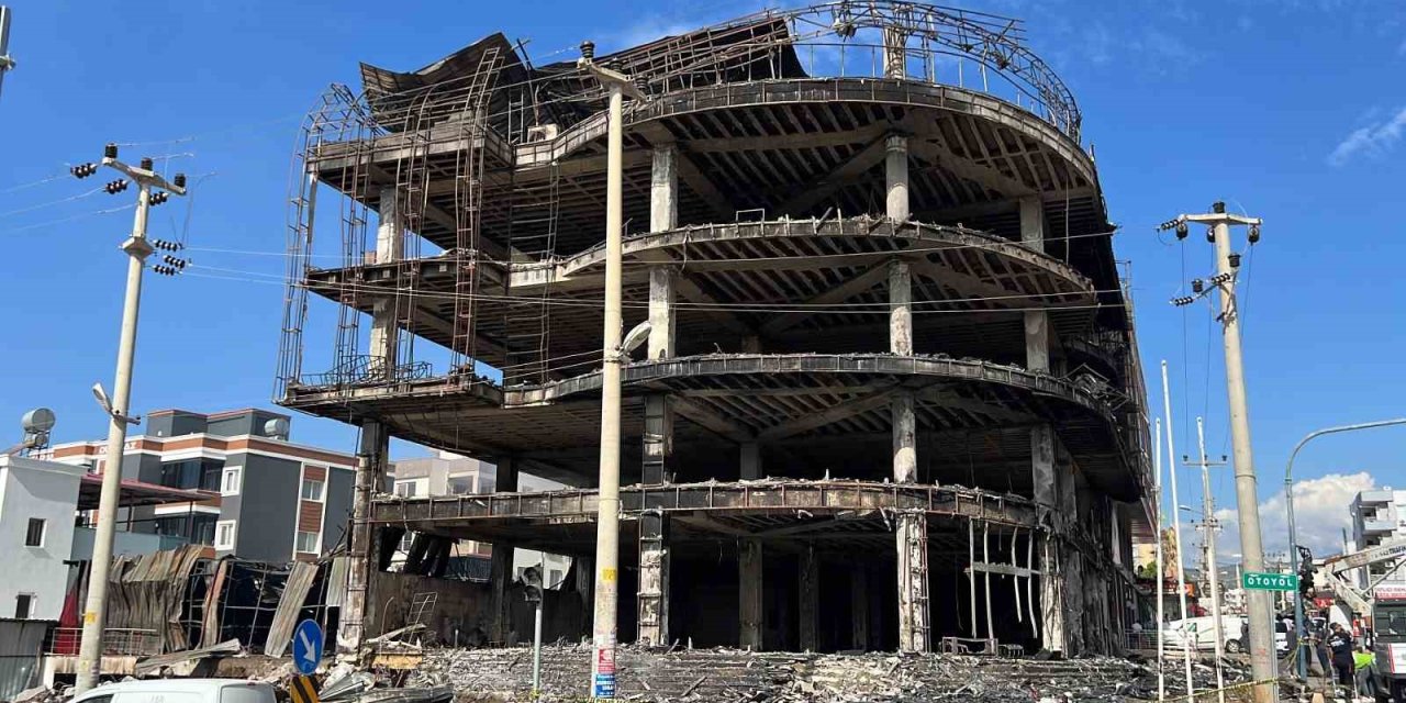 Mersin’deki Mobilya Mağazası Küle Döndü, Soğutma Çalışması Sabaha Kadar Sürdü