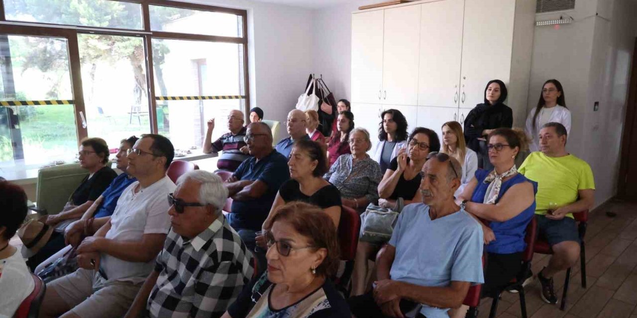 Mavi Ev, Alzheimer Hastaları Ve Yakınlarına Moral Oluyor