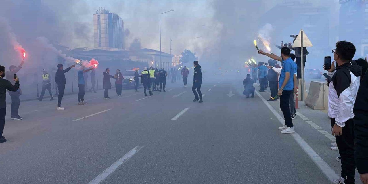 Konya’da Filistin Milli Takımı’na Meşaleli Karşılama