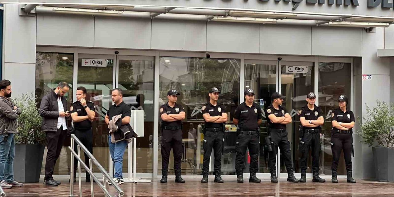 Mersin Büyükşehir Belediyesi’ne Operasyon: Başkan Seçer Dahil 59 Gözaltı