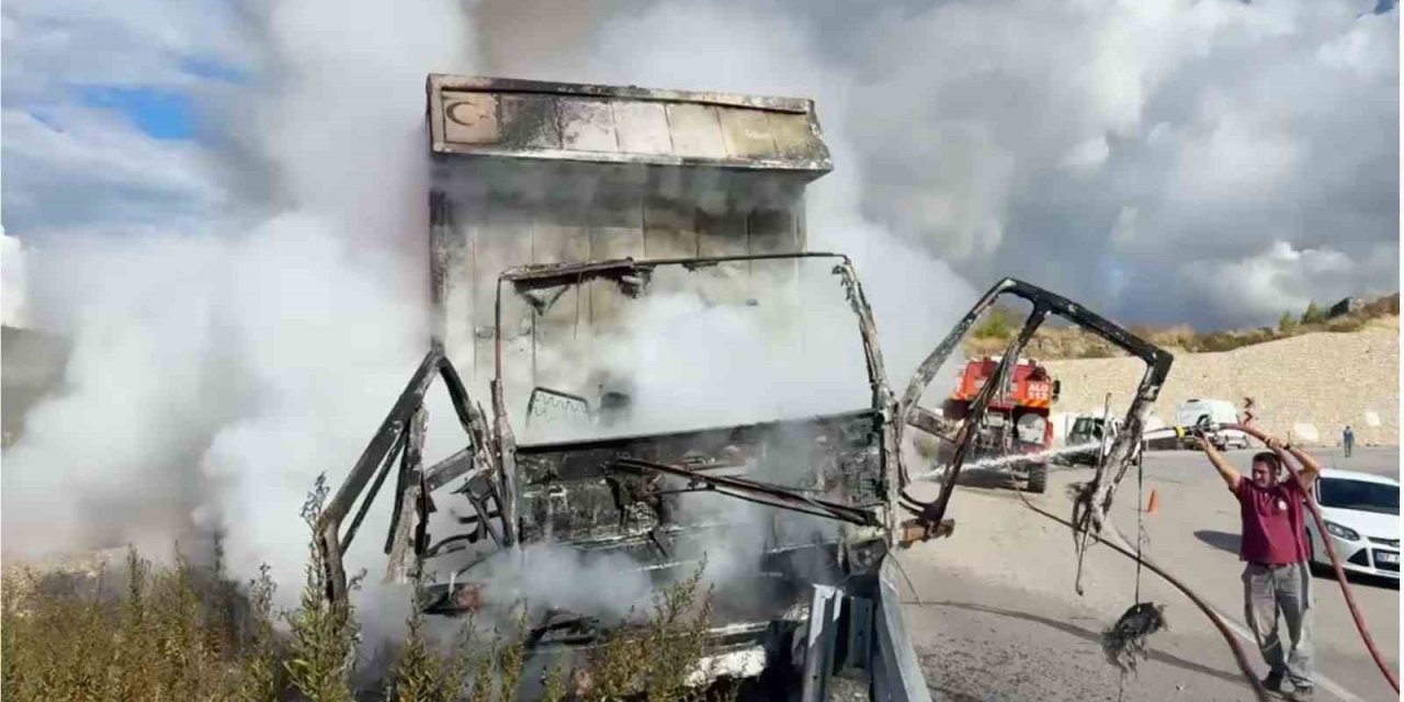 Antalya’da Yanan Kamyonun Sürücüsü, Karşıdan Gelen Araçları Görünce Aracı Bariyerlere Sürmüş