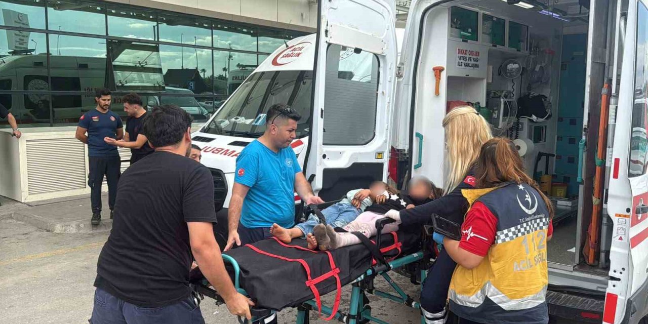 Otoyolda Minibüs Ve 2 Tırın Karıştığı Kazada 11 Kişi Yaralandı