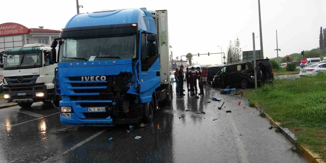 Kırmızı Işık İhlali Yapan Tır Vip Tur Araçlarına Çarptı: 2’si Turist 3 Yaralı