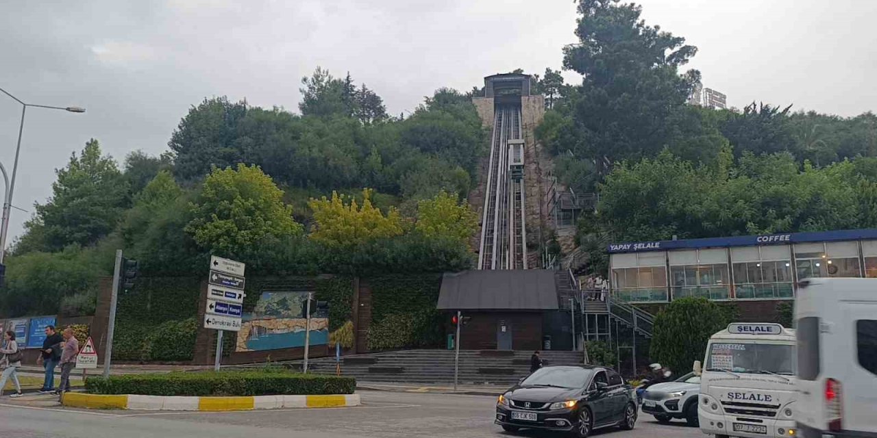 Arkadaşlarıyla Şakalaşırken Asansörde Mahsur Kaldılar