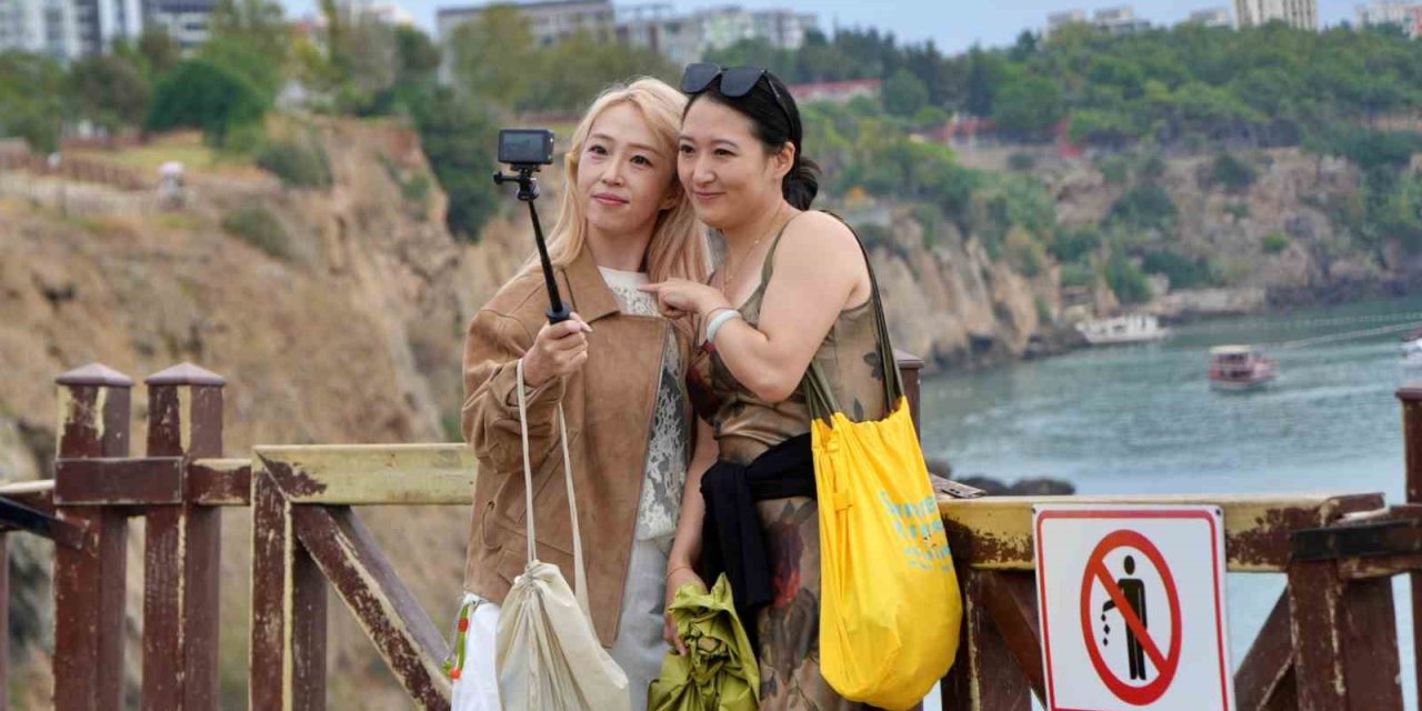 Antalya’da Turistler Yağmura Şemsiye, Şelaleye Objektif Açtılar