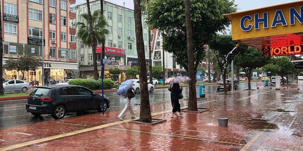 Alanya’da Sağanak Yağış Etkili Oldu: Hazırlıksız Yakalananlar Zor Anlar Yaşadı