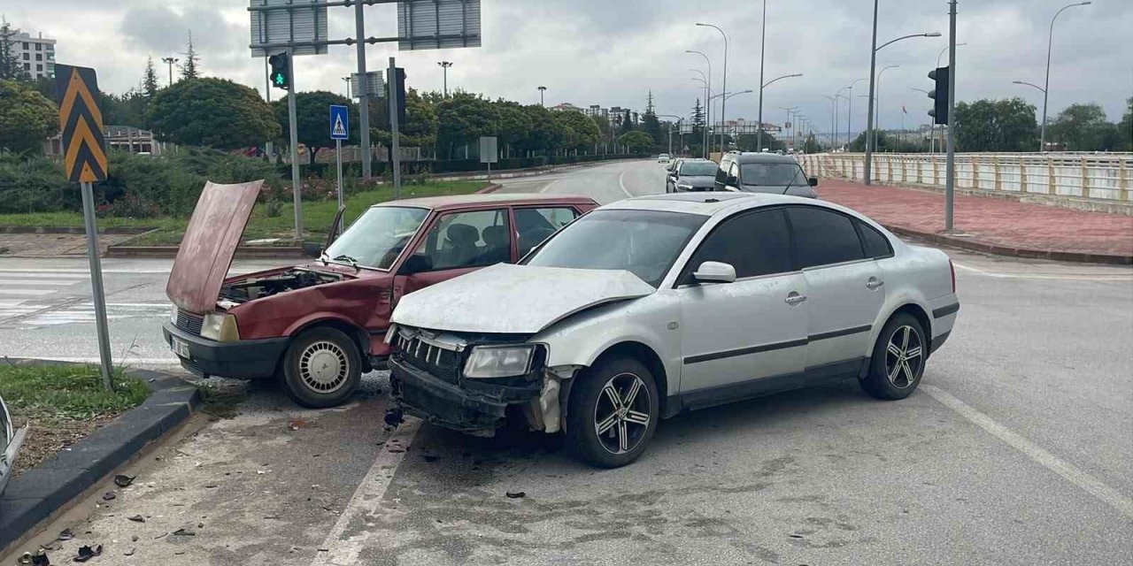 Karaman’da Otomobiller Çarpıştı: 1 Yaralı