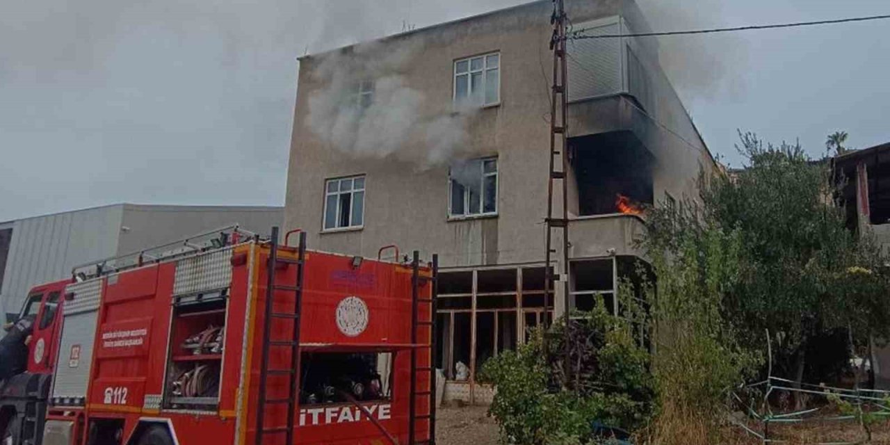 Ev Yangınında Mahsur Kalan Kadın Kurtarıldı