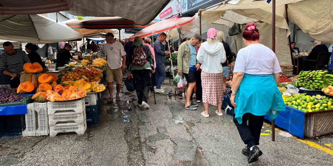 Alanya’da Sağanak Pazar Yerini Göle Çevirdi
