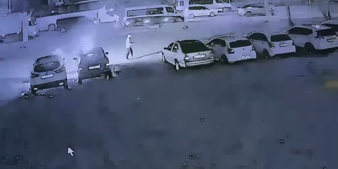 Elinde Benzin Bidonuyla Gelip Galerideki 6 Aracı Ateşe Verdi