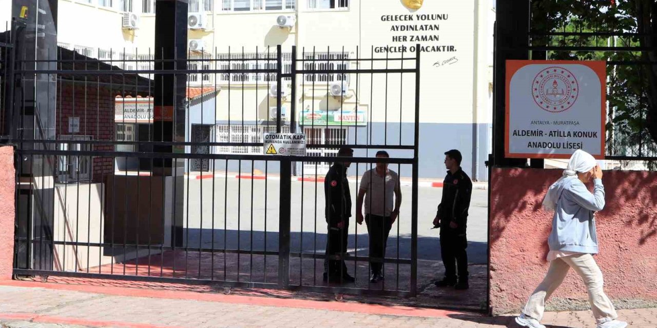 Kpss Sınavı Yapılan Okulda Kilitli Kalan Vatandaş Kurtarıldı