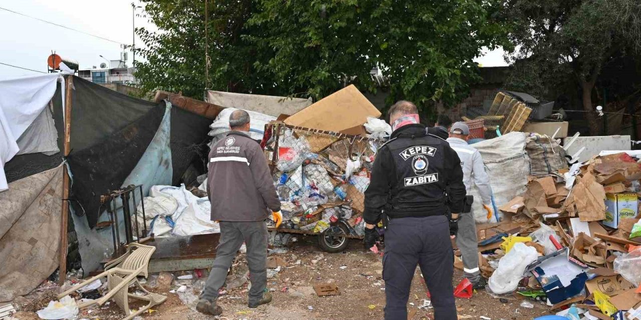 Kepez’de Çöp Ev Operasyonu: 8 Kamyon Atık Çıkarıldı