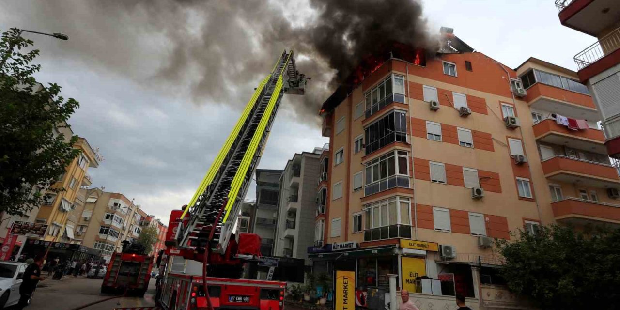 Antalya’da 5 Katlı Apartmanın Çatısında Yangın Paniği