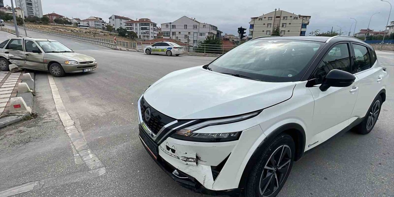 Karaman’da Ciple Otomobil Çarpıştı: 2 Yaralı