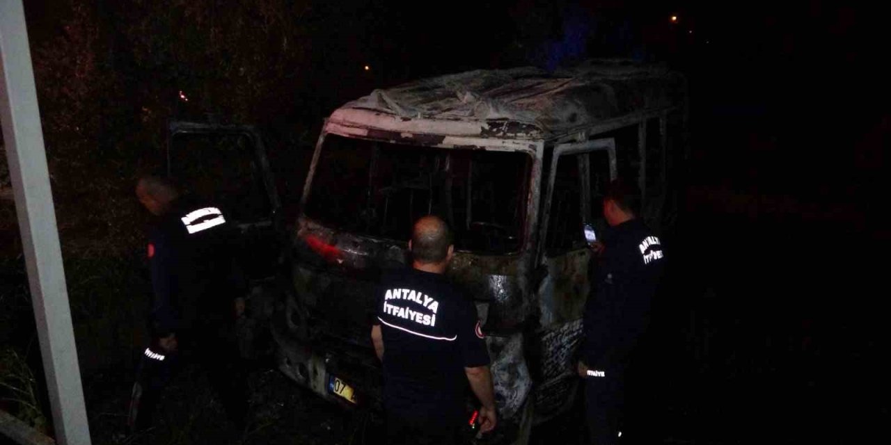 Antalya’da Park Halindeki Minibüs Yandı
