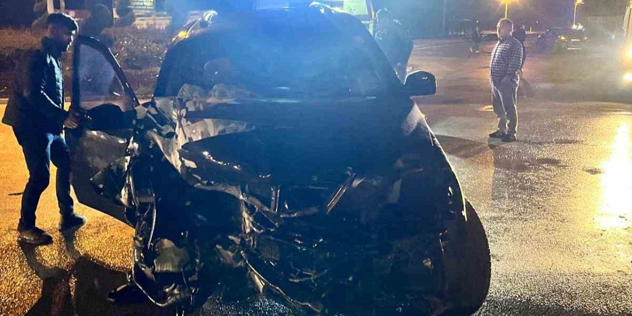 Ereğli’de Suv Tipi Araç Duvara Çarptı: 4 Yaralı