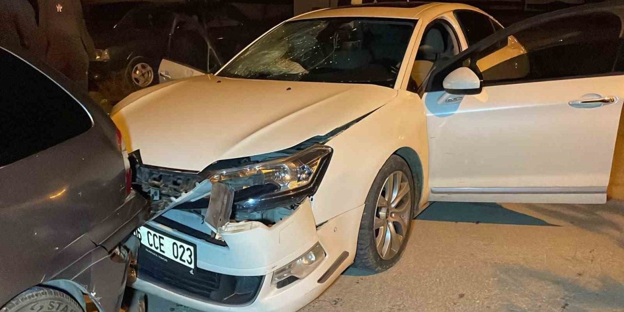 Kavşaktaki Kaza Kamerada: 2’si Ağır 3 Kişi Yaralandı