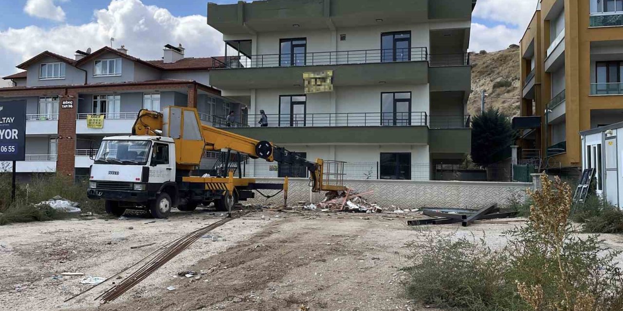 Çatıya Demir Çıkartmak İsterken Vinçten Düşen İşçi Yaralandı