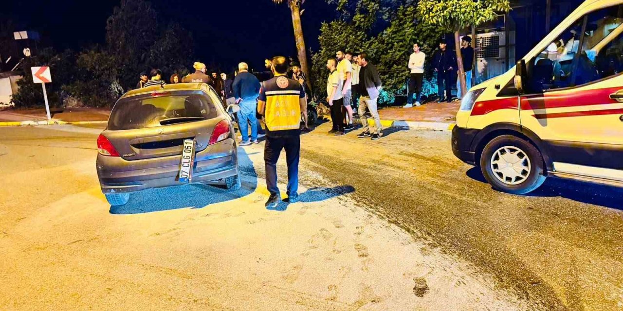 Antalya’da Otomobil Palmiyeye Çarptı: 2 Yaralı