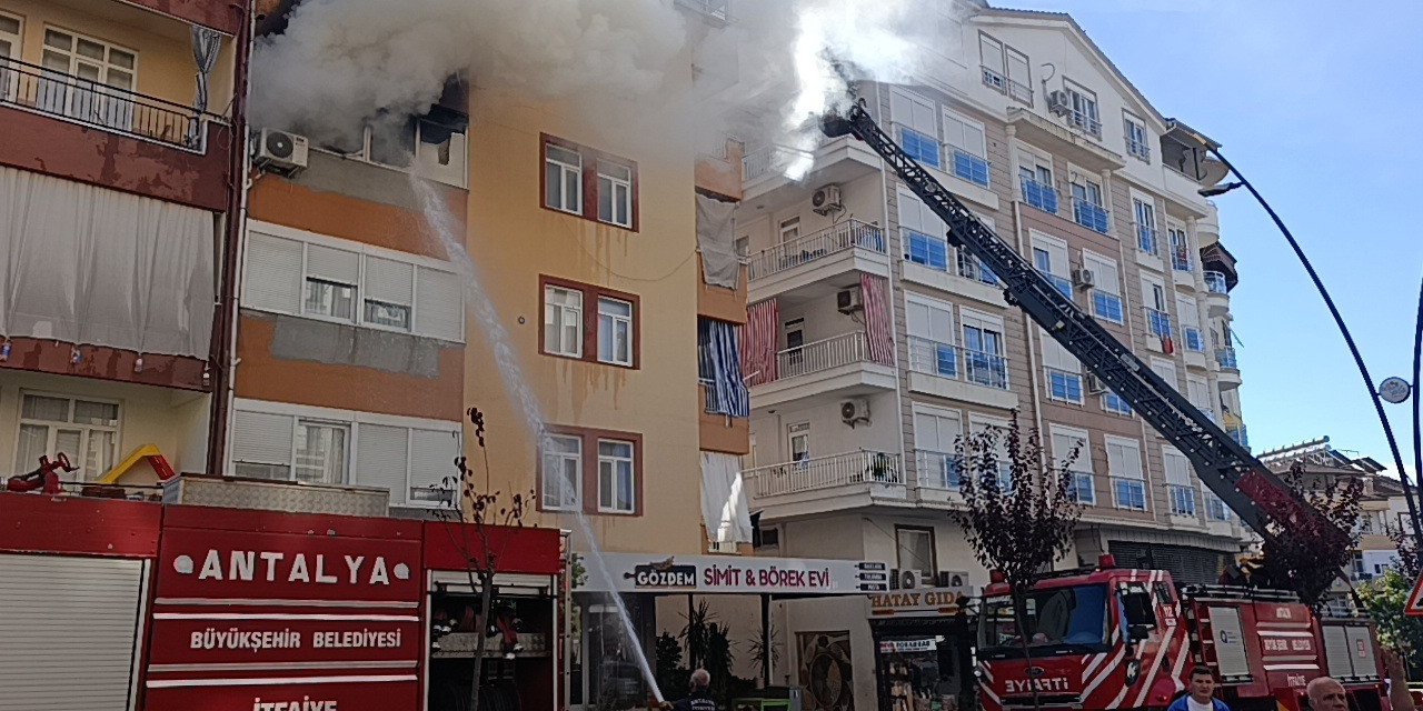 Antalya’da 5 Katlı Binada Yangın: Mahsur Kalan 2’si Çocuk 4 Kişiyi İtfaiye Kurtardı