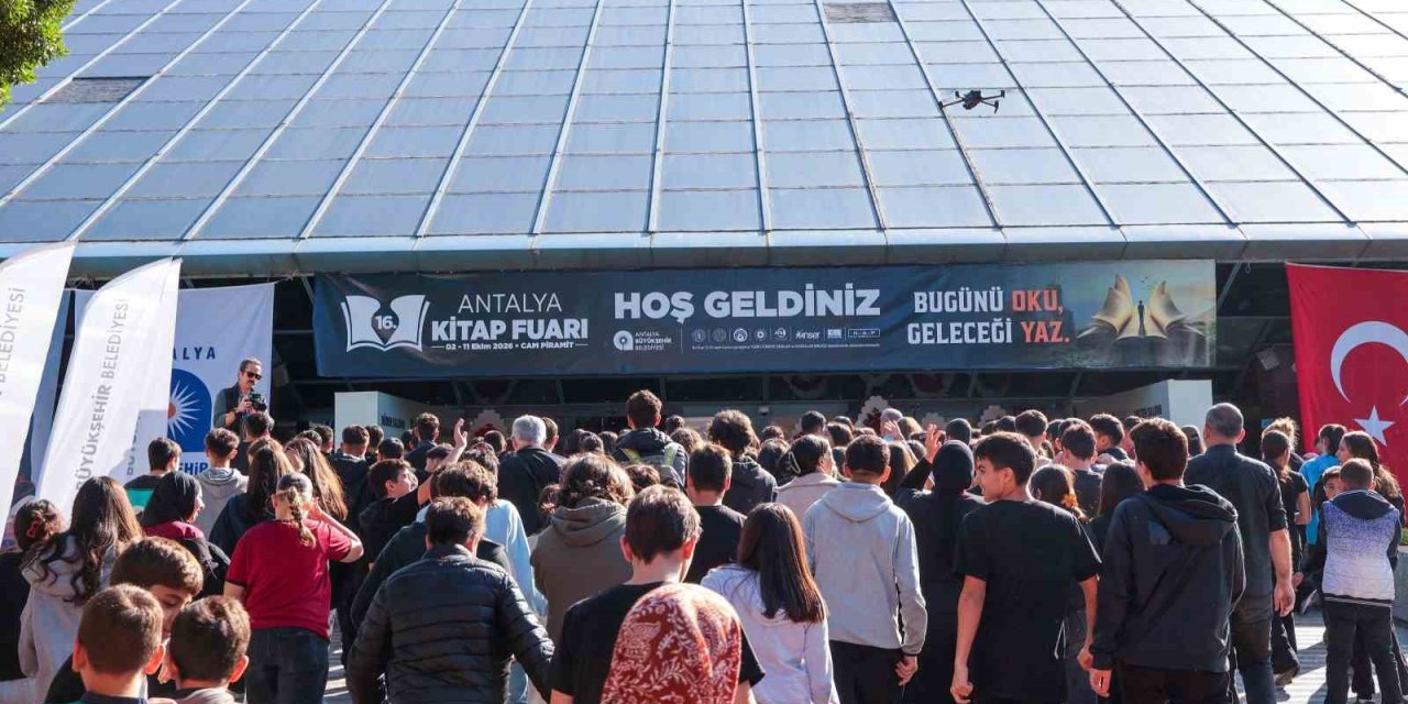 Antalya Kitap Fuarı’na Öğrencilerden Yoğun İlgi