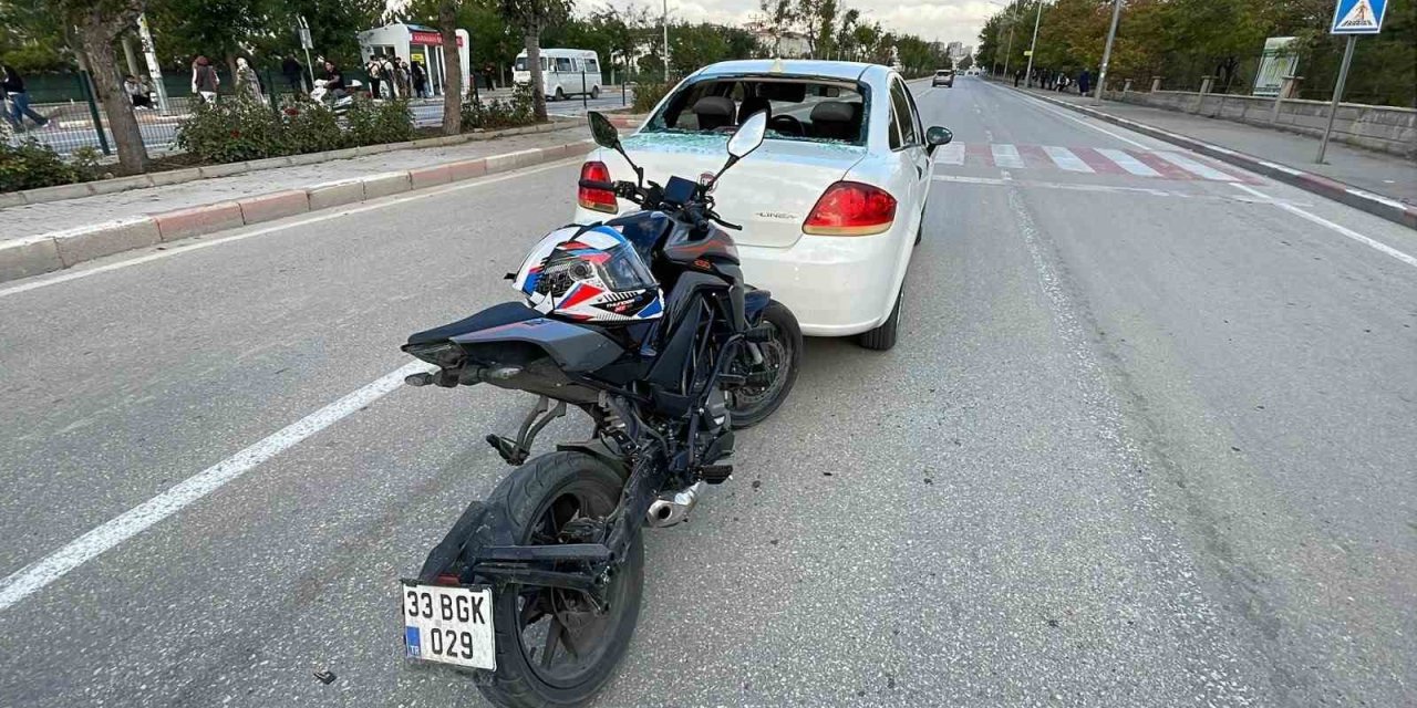 Karaman’da Yaya Geçidinde Duran Otomobile Çarpan Motosikletin Sürücüsü Yaralandı