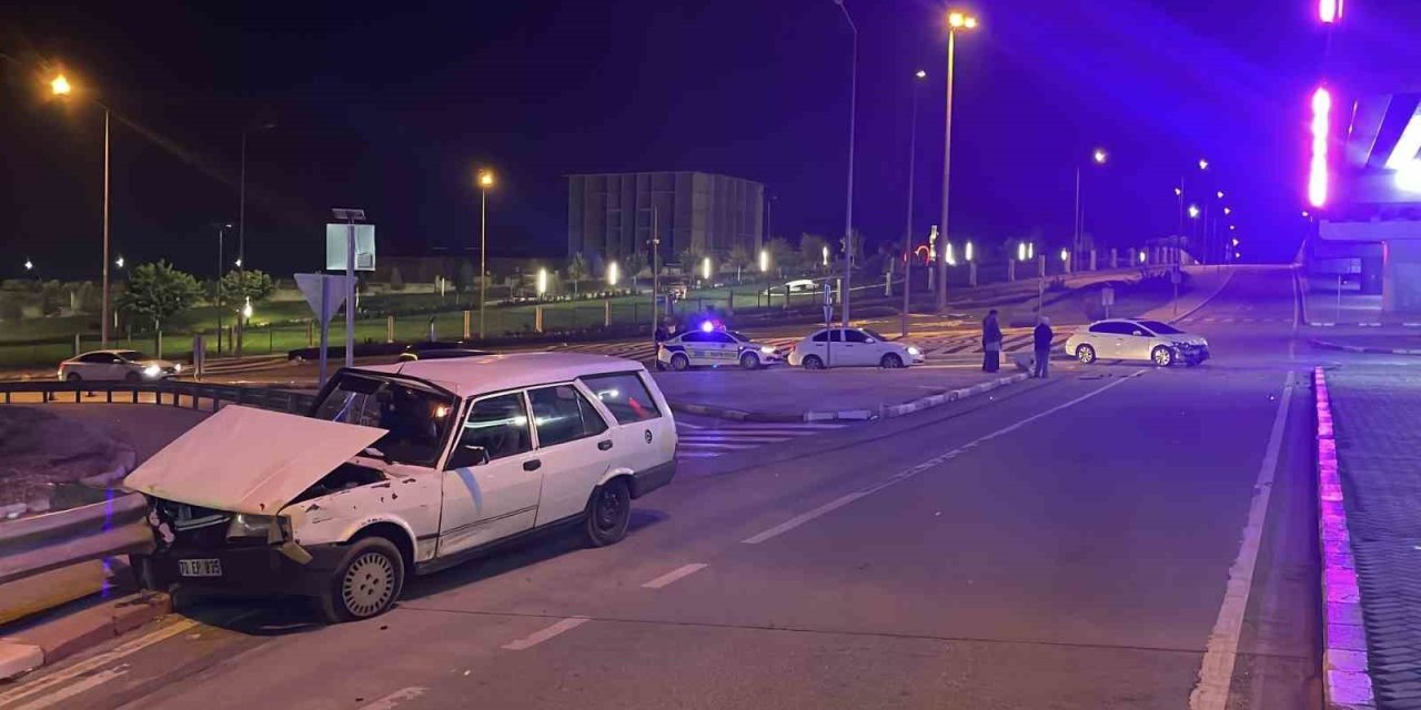 Kavşakta Çarpışan Otomobillerden Biri Bariyerlere Çarparak Durabildi: 2 Yaralı