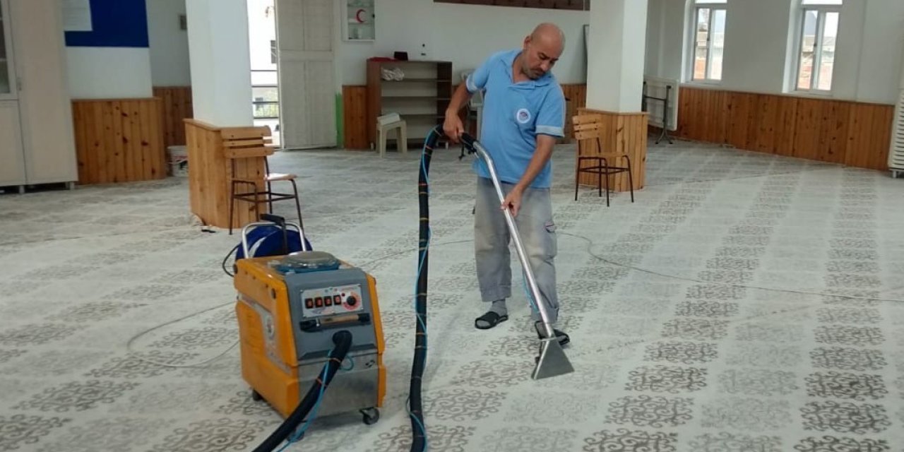 Akdeniz’de İbadethanelerin Temizliği Düzenli Olarak Yapılıyor