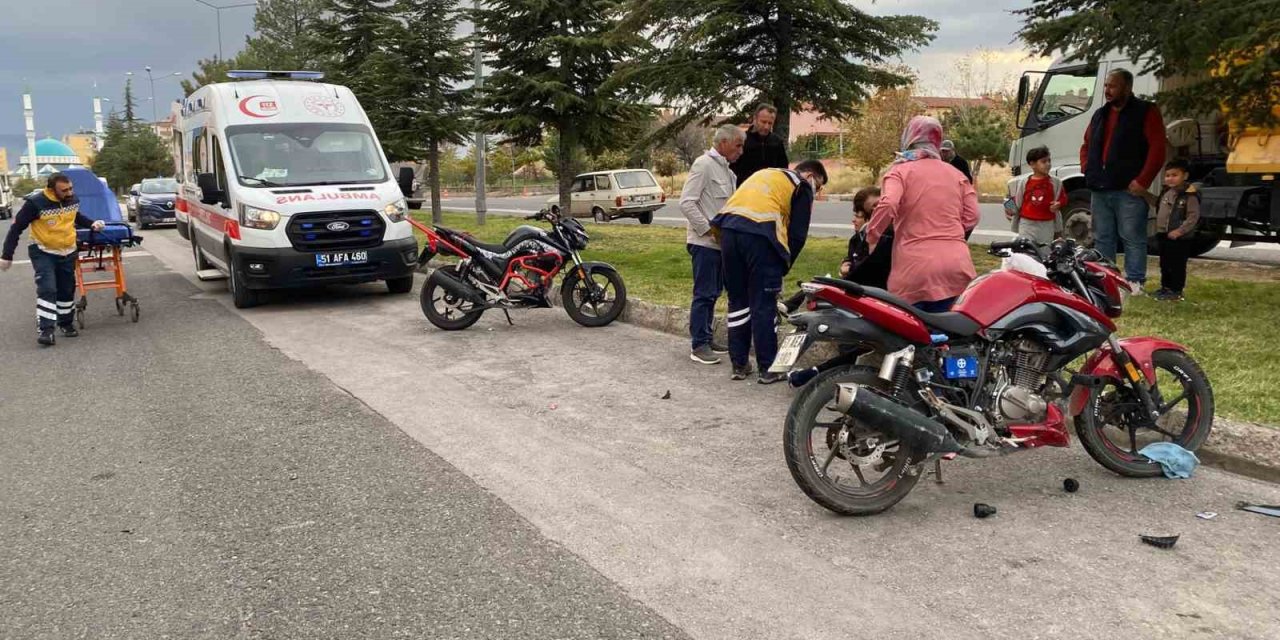 Niğde’de Motosikletler Kafa Kafaya Çarpıştı: 2 Yaralı