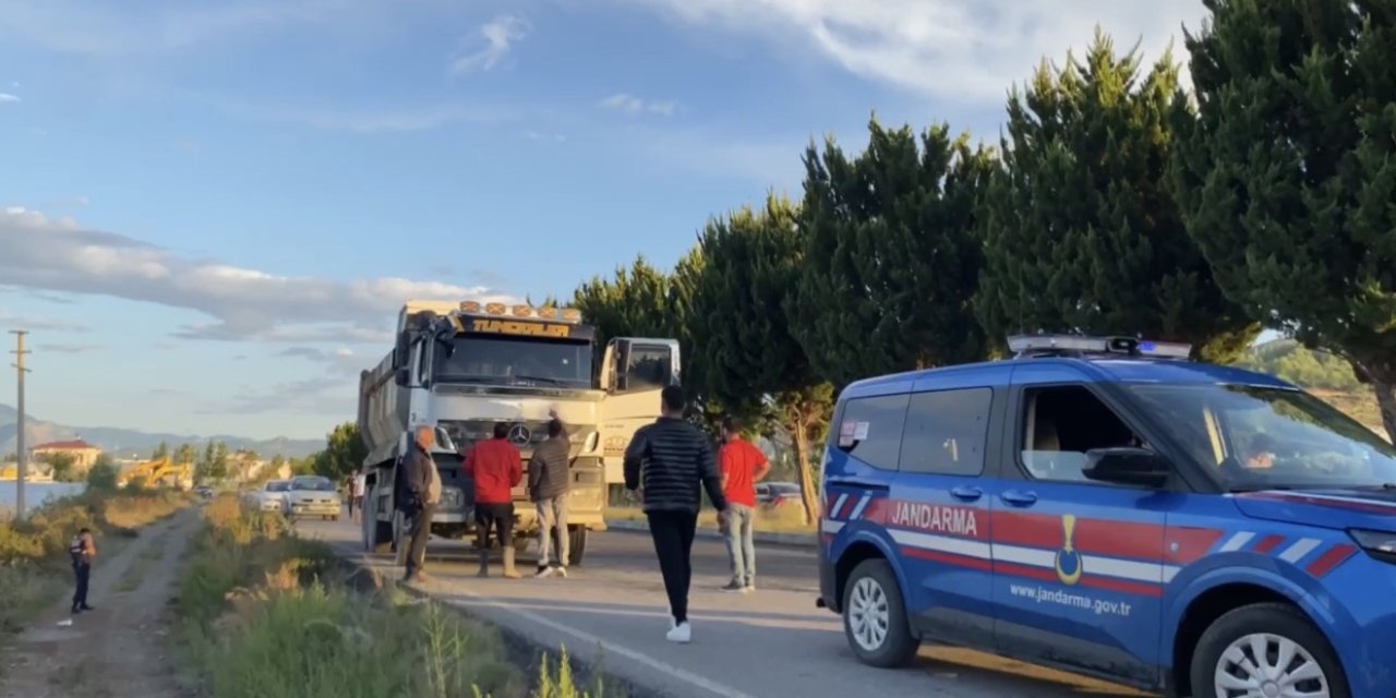 Antalya’da Seyir Halindeki Kamyon Kurşunlandı: 1 Yaralı